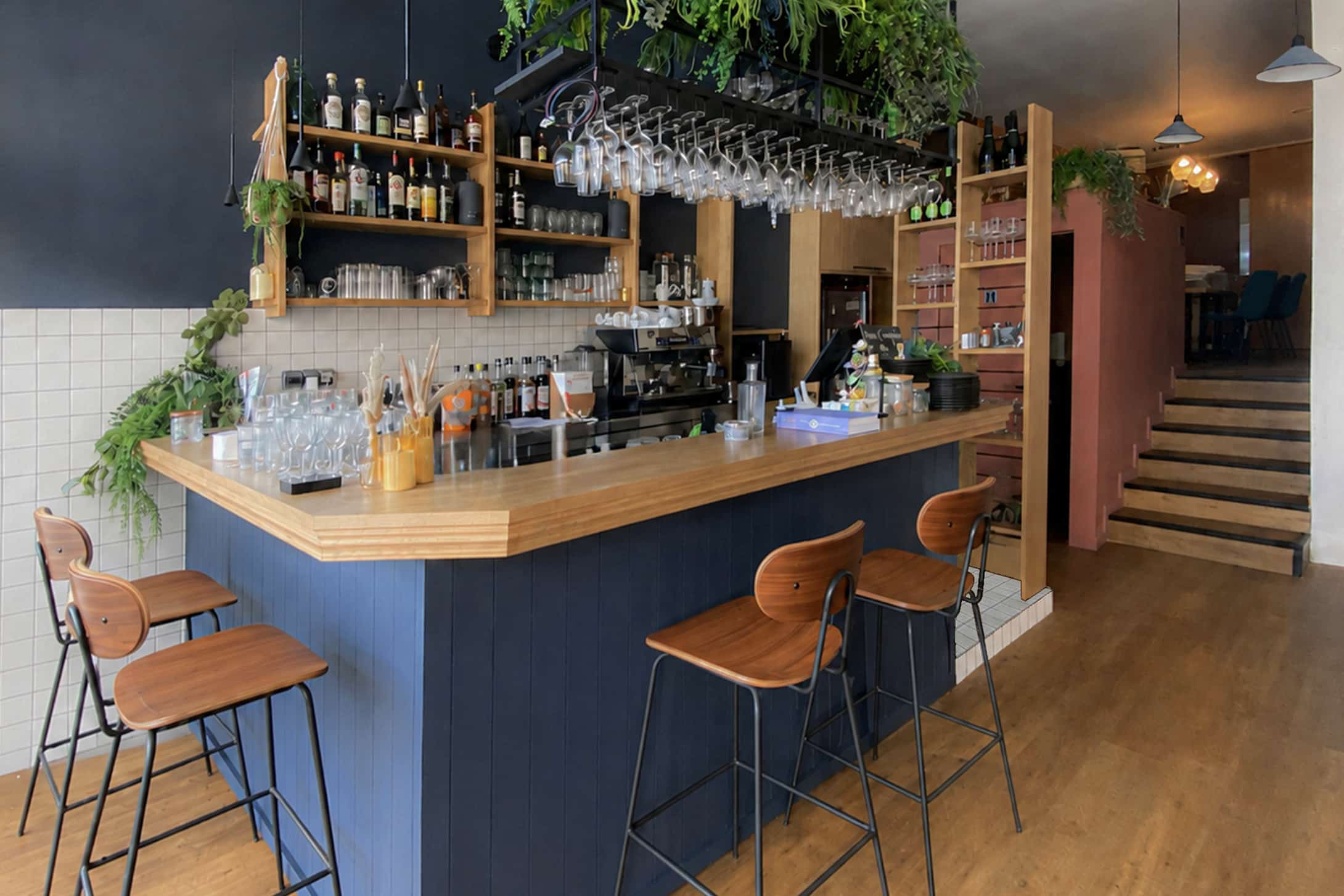 Bar sur mesure en chêne, étagères suspendues