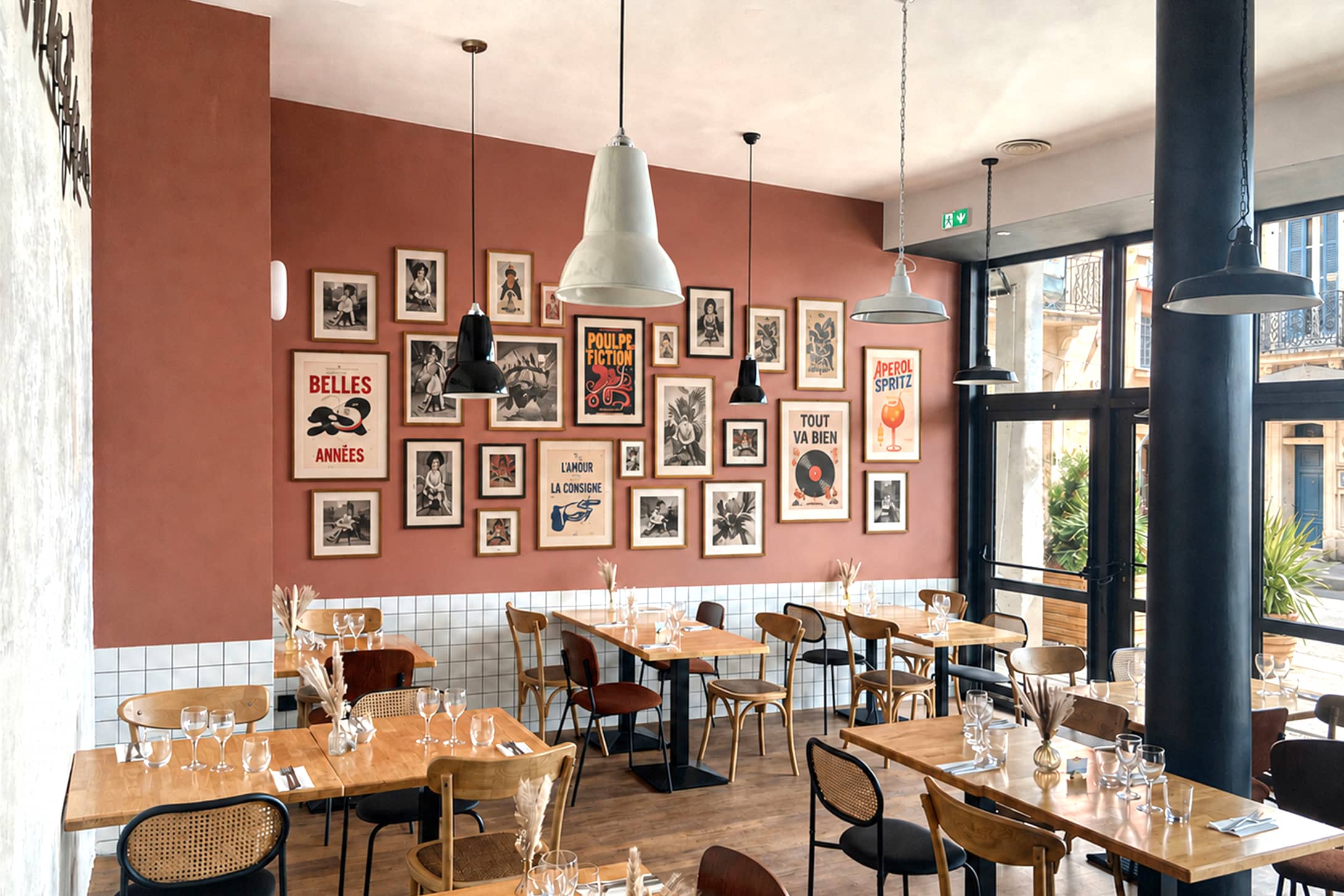 Salle de restaurant, suspensions lumineuses