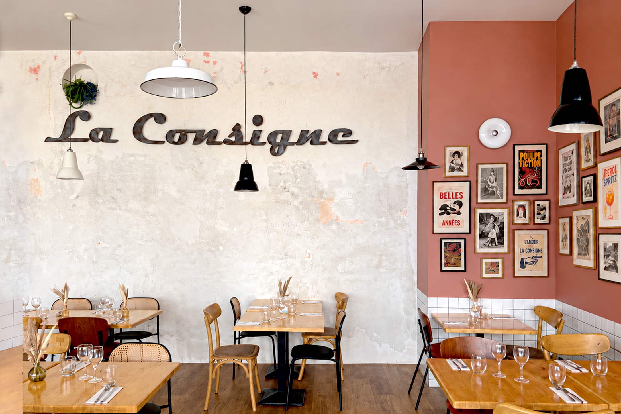 Salle de restaurant, suspensions lumineuses