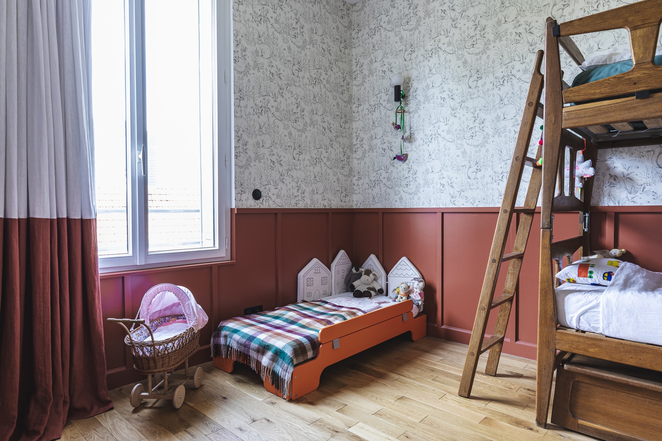Chambre enfant rouge brique